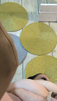 Une pute en talons les fait éjaculer dessus