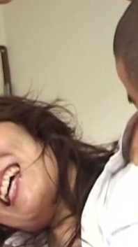 Zralá asijská milf divoce sténá při uctívání krku