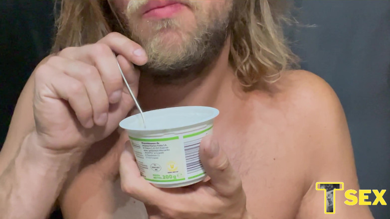 Fem Bi: Het smaakt beter op deze manier, cumshot, gesneden femboy eet...