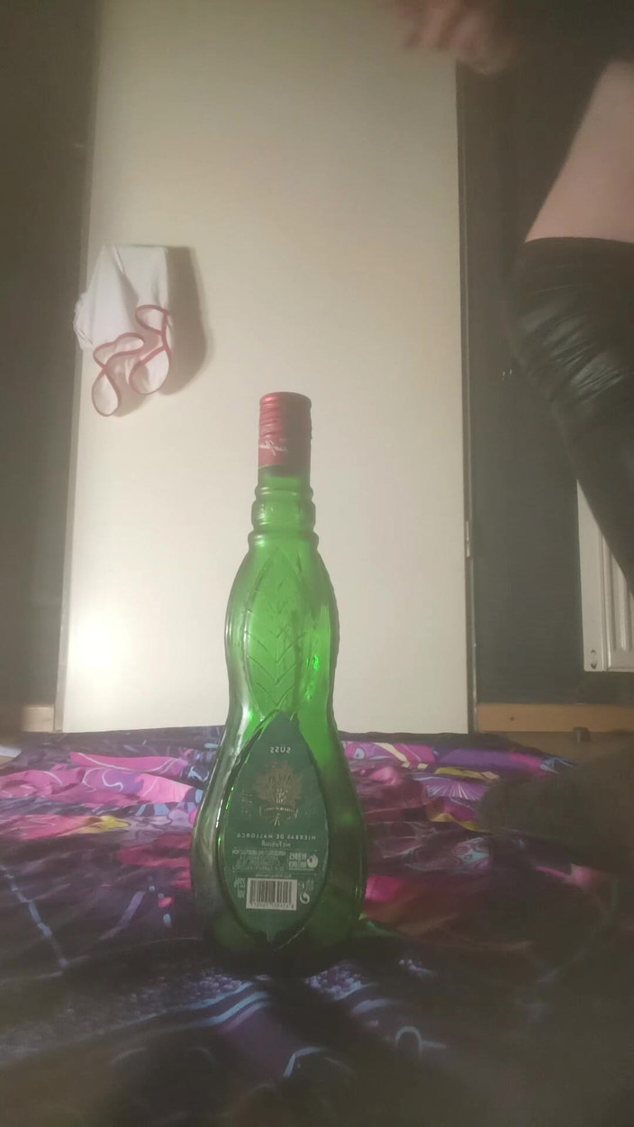 JujuTV: Femboy puta mariquita monta una botella dura