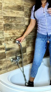 Jeans lucidi senza cavallo istruzioni per. Giro di dildo, gioco di pipì e denim fradicio