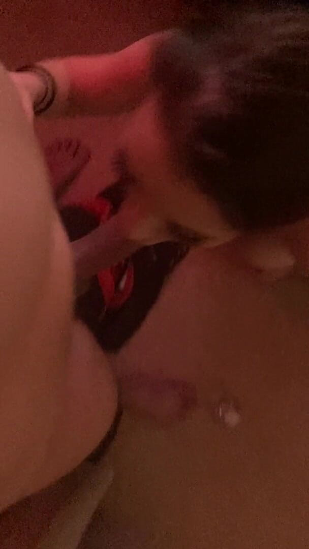 MandyFoxx: Fox Den Productions: Sexy holka s dokonalými kozami nedbale kouří...