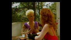 Vintage Climax: Gorąca milf trójka na łóżku na podwórku