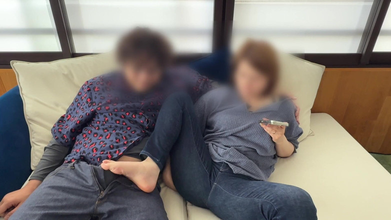 LuuLee0804: Mujer casada atormentada con un vibrador en el sofá