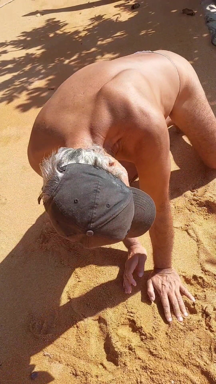 Ladysilvas: Ladysilva Transvestört im höschen am strand