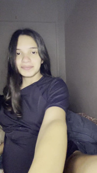 Cewek ini lagi asik muasin memeknya pakai vibrator sebelum lanjut muasin memeknya pakai dildo