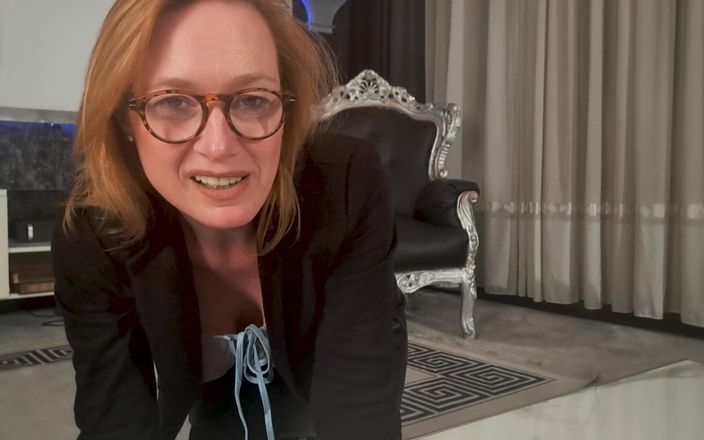 Amateur-Agent: Slampig ingefära med stora bröst klär sig som sexig affärsdame