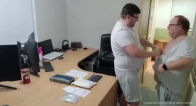 Molliger papi fickt twink im büro