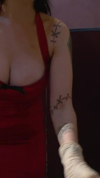 Gorąca laska dominuje dzikie BDSM z dwoma facetami