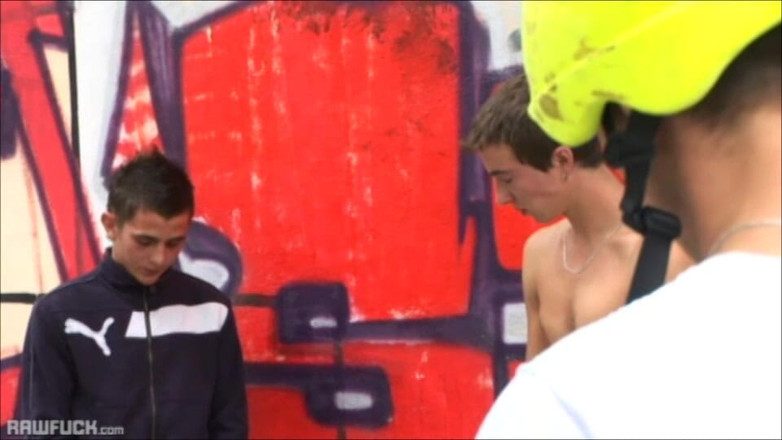 Raw Fuck: Un trio de jumelles s’exhibe dans un cercle de branlette