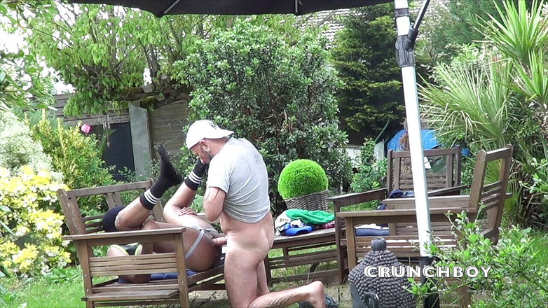 Not really gay but: Etero scopato in giardino da Jess Royan