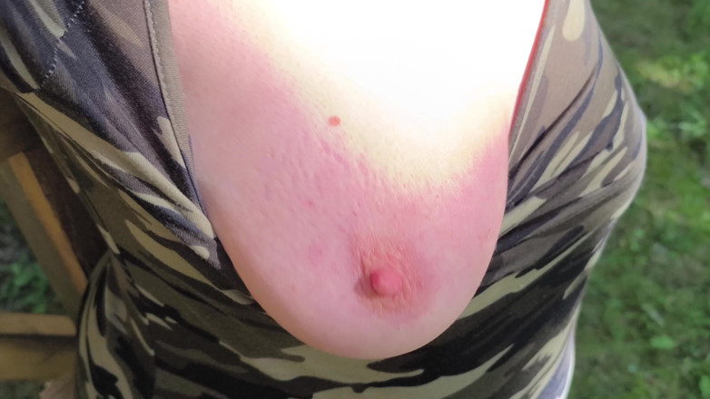 Bouncy Tits Action: Peitos vermelhos na floresta