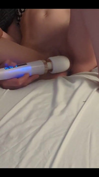 Cewek sange ini lagi asik masturbasi memeknya sendirian - richelle rose - close up