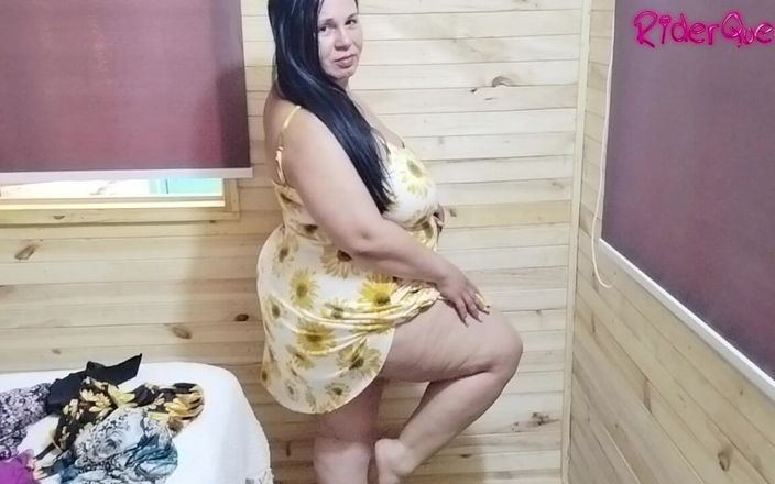 Riderqueen BBW Step Mom Latina Ebony: Madrasta sexy experimenta vestidos para seduzir latina