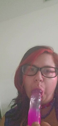 Sucer un gros gode violet