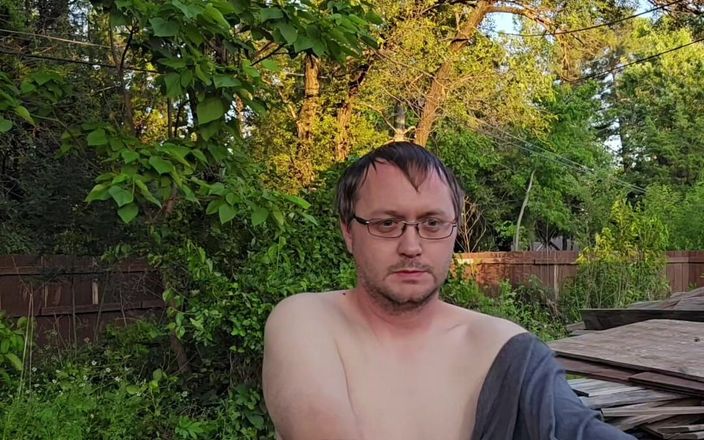 Hothp: Nackt im garten
