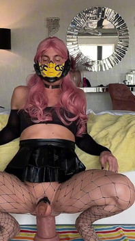 Stepdaddys größe lässt diese glamouröse sissy lecken und weit offen