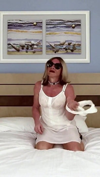 Michelle Hernandez se divertindo em um hotel em Hurghada durante uma viagem de negócios, cena um