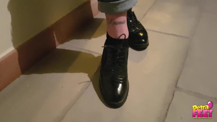 Smokin Fetish: Smoking and foot fetish in outdoor with cute teen