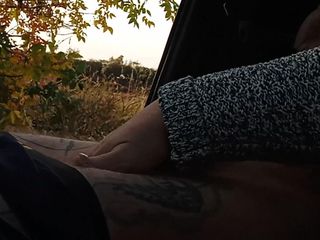 Sweet July: Moja żona szarpie mojego penisa w samochodzie w naturze z bliska