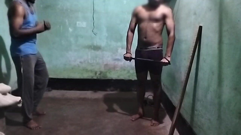 Desi Tits: Cowok gym pertama kali ngocok sambil masturbasi