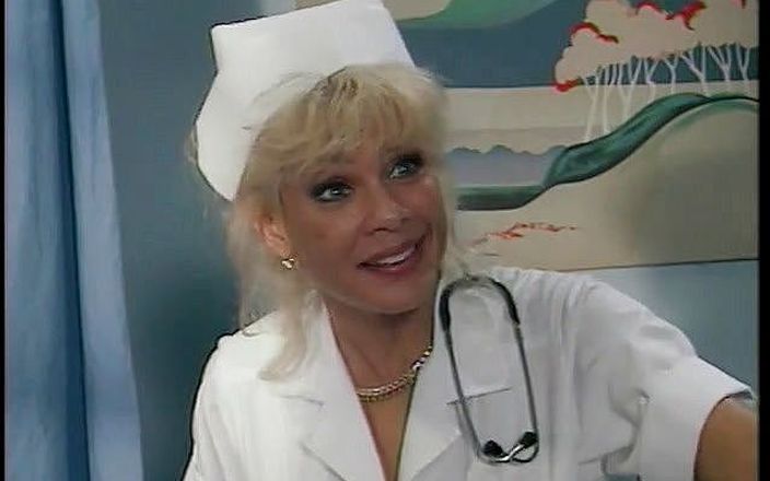 Super Babes: Une patiente blessée dans un bandage pour la tête reçoit...