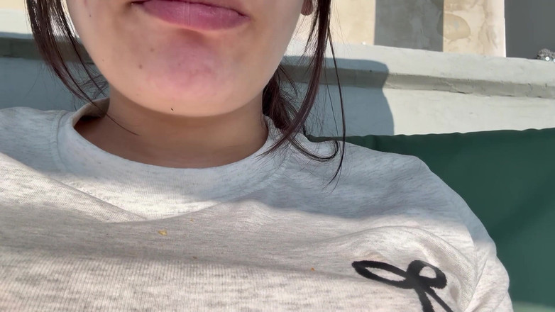 AmayaMori: Fată uriașă găsește un bărbat mic în punga ei de chipsuri și...