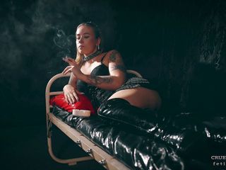 Cruel Anettes fetish world: Siyah iç çamaşırlı sigara içiyor
