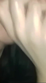 Ella chupa mi polla con avidez y me corro en su boca!!