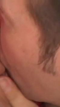 Blondine laat zich verleiden door een geile man om haar kutje en kont te laten neuken