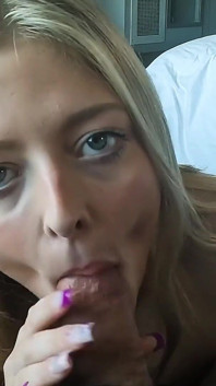 La ragazzina bionda si gode la mattinata