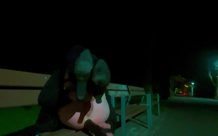 Zhenya Sissy: Femboy bij nacht in het park
