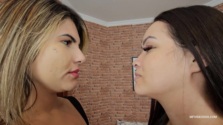 MF Lesbian: Ciuman liar dan agresif