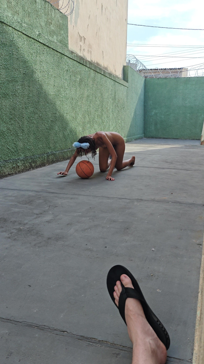 Lily Slav: Bermain submisif Seperti haiwan peliharaan di halaman