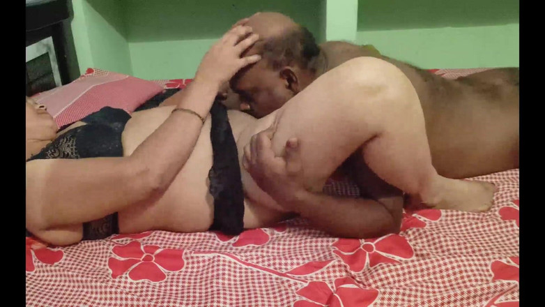 Sexy sindu: Videoclip sexy cu sărutări incitante Sindu
