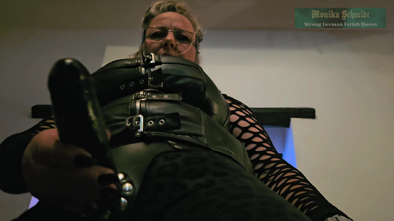 Strict Senz: Monika Otrohets dyrkar min kuk avsugning förstapersonsvy