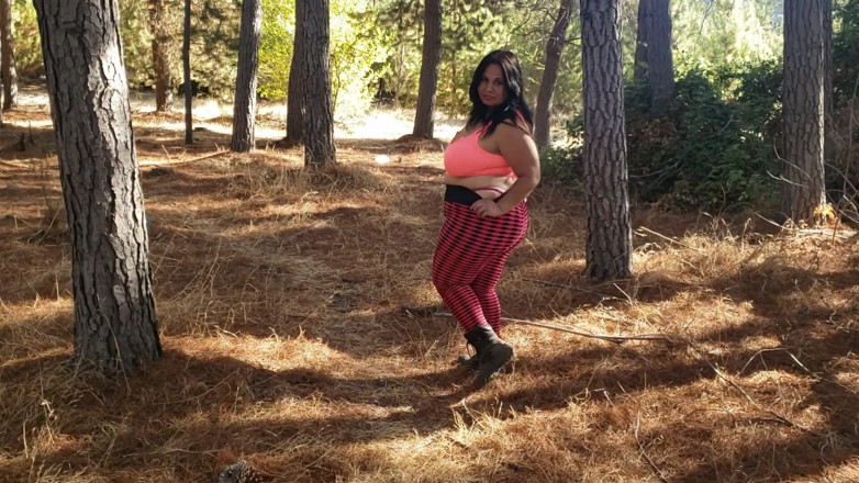 Riderqueen: Il gran culo della foresta di una matrigna rossa che...