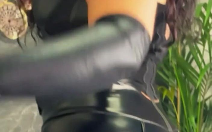 Lady Ayse: Leather Ass