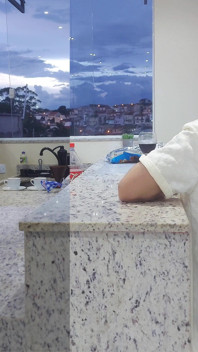 Ateşli evli kadın boşalana kadar mutfakta sikişirken gavat bulaşıkları yıkıyor