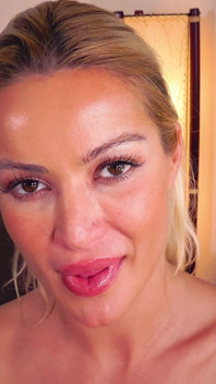 Cherrys striptease poesje uitgespreid
