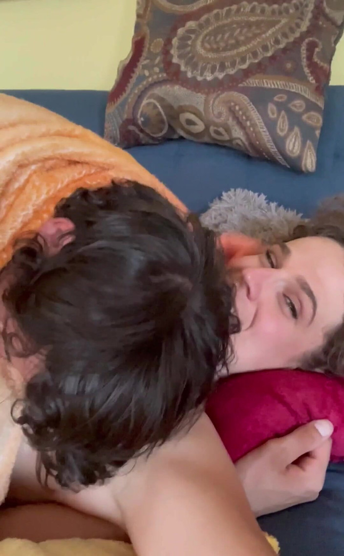 VibeWithMommy: Bir çiftin sevişmesini izlemek garip mi?