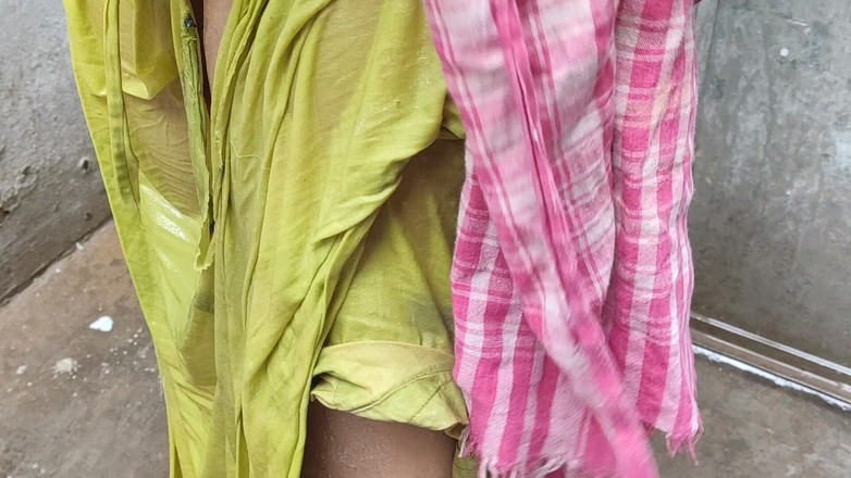 Anita yadav: Une femme au foyer indienne se baigne dehors