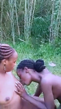 La MILF Nikkie Et Sa Copine Dolescente Baisent Avec Un Gode Dans Un Parc Public