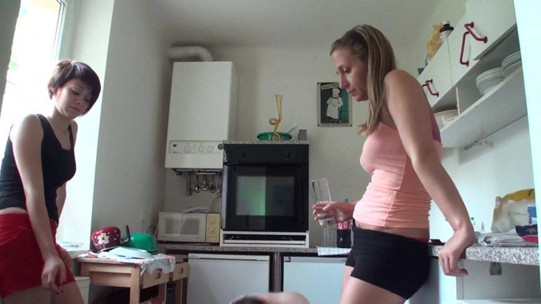 Foot Girls: Junge damen spielen mit ihrem sklaven in der küche