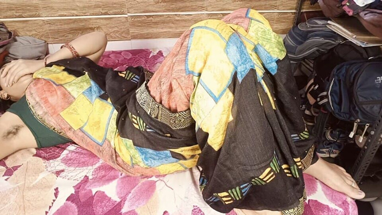 tannu: Desi manželku ošukal jeho manžel Freind ve své ložnici.