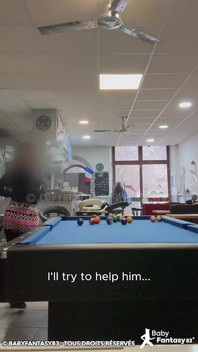 나는 마을 술집에서 노인들을 돌려보내고 있어