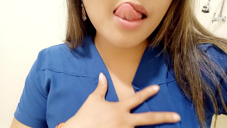 Martin13: 护士利用她老板的办公室在她的追随者社区前自慰