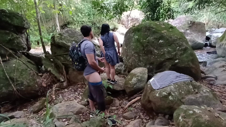 venusandzeus: Une fille laisse son prof la baiser dans les bois...