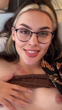 Sexy brunetka ukazuje, jak kouřit ptáka a dostane výstřik na obličej