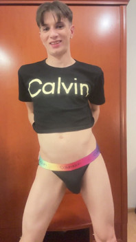 Twink dễ thương và đồ chơi lớn